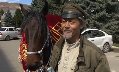 Путешественник Цзин Ли в Сочи начал конный поход по городам-организаторам Чемпионата мира по футболу