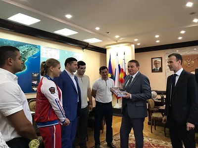 Анатолий Пахомов поздравил сочинскую спортсменку со званием Чемпиона мира 