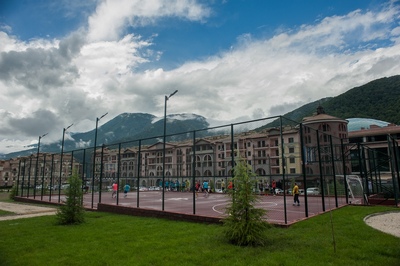 В горах Сочи открыли площадку для мини-футбола и баскетбола