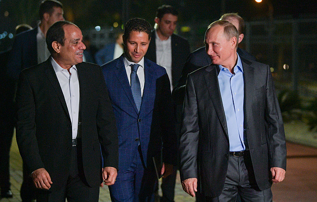 Владимир Путин пообщался с туристами на Имеретинской набережной