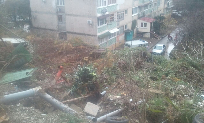 В Лазаревском районе жильцы домов, рядом с которыми сошёл оползень, переселены во временное жильё
