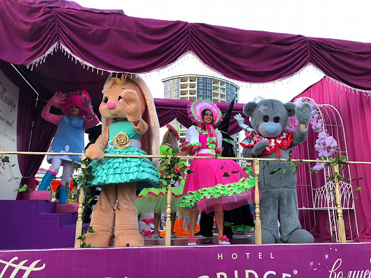 Красочный карнавал прошёлся сегодня по центральным улицам Сочи 