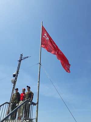 Над башней Ахун развевается Знамя Победы