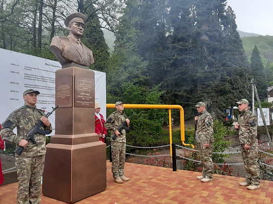 Жители Красной Поляны установили памятник маршалу Андрею Гречко