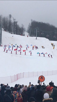По горному склону с флагами стран-участниц Олимпиады-2014. В Сочи празднуют пятилетие Игр